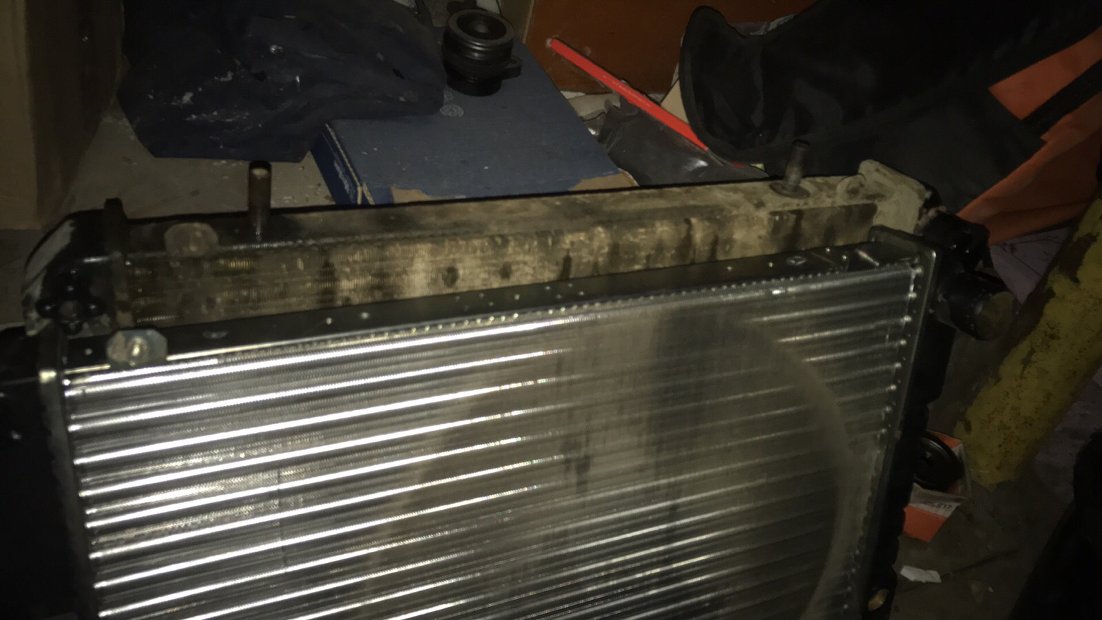 Крепление радиатора газ 53. Радиатор от газ 24. Радиатор от волги 24 на ваз. Газы с радиатора. Радиатор газ 69.