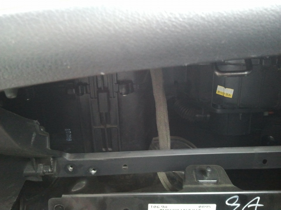 замена салонного фильтра. — Chevrolet Aveo 3-door, 1,2 л., 2008 года ...