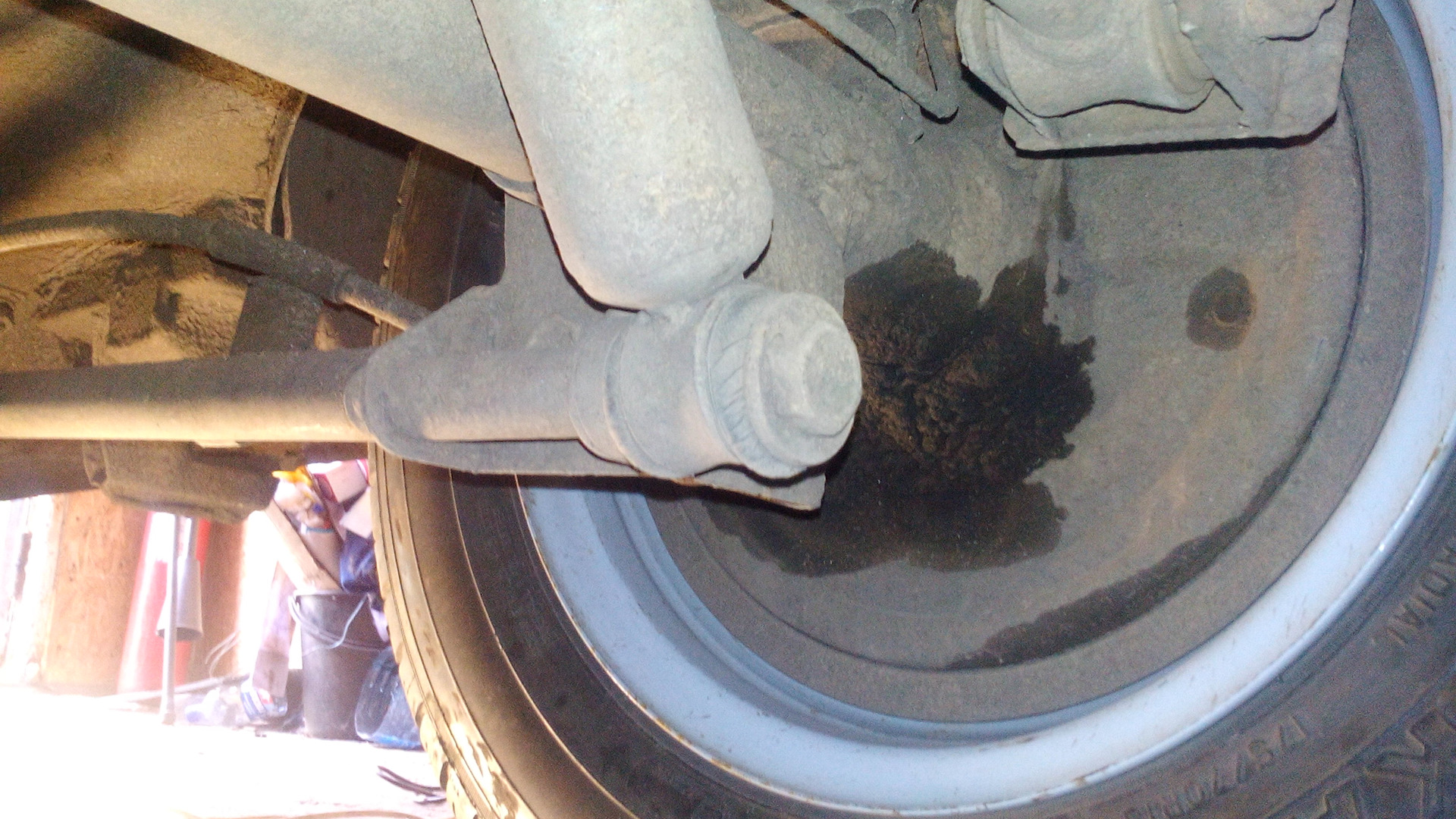 крепеж заднего амортизатора ваз 2107. болт заднего амортизатора ваз 2107. замена задних амортизаторов ваз. нижнее крепление заднего амортизатора ваз 2107. замена задних амортизаторов ваз.