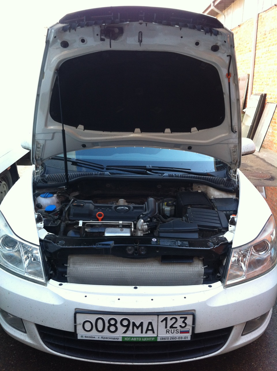 Поставил газовый упор капота — Skoda Octavia A5 Mk2, 1,4 л, 2012 года ...
