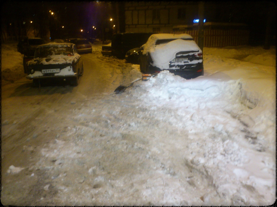 Работу пришлось проделать двойную. Сперва откопать зад, а, поняв, что задом не выехать — откапывать перед. От дурной головы… — Москвич 408