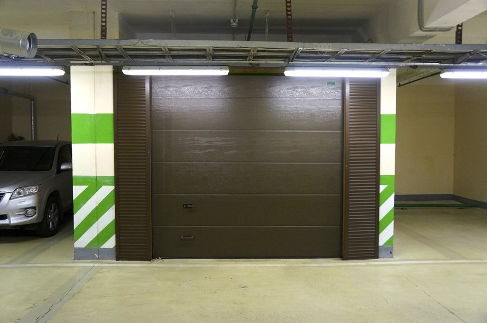 Гаражи машино. Гараж на подземной парковке. Гараж машиноместо. Рольставни в подземном паркинге. Рулонные ворота для гараж места в подземном паркинге.