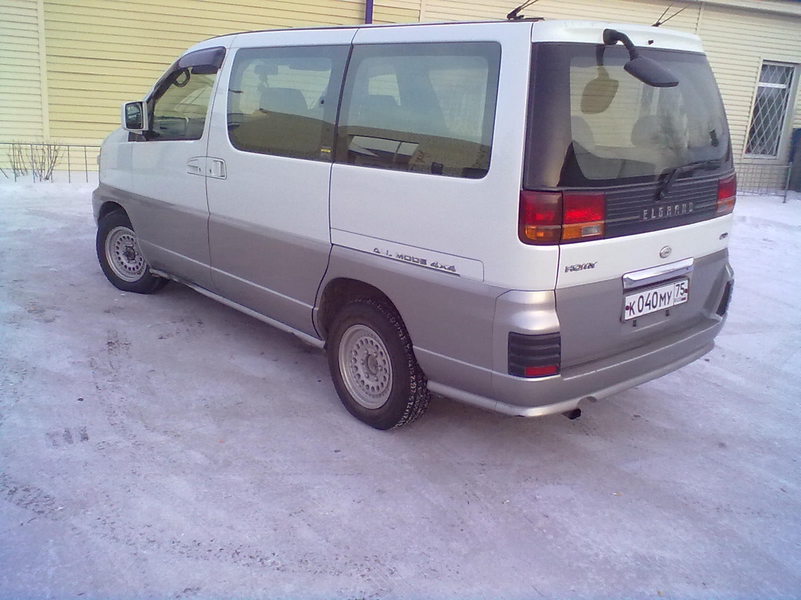 Nissan Elgrand 2000