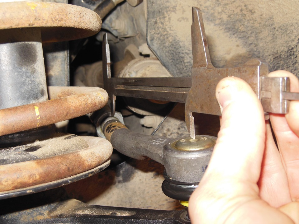 Смазка рулевых наконечников ваз 2107. В какую сторону откручивается рулевой наконечник. В какую сторону откручивается рулевой наконечник. Наконечник рулевой тяги ваз 2109. Пыльник рулевого наконечника нива шевроле.