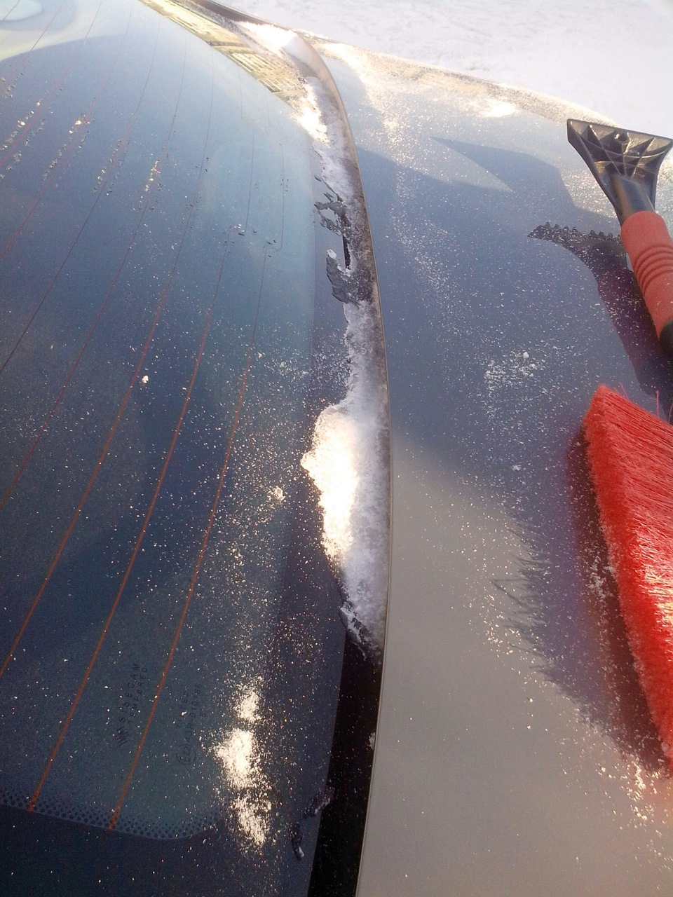 Щель между стеклом и крышкой настолько узкая, что не открывая багажника вычистить снег нельзя. — Lada Vesta (1G)