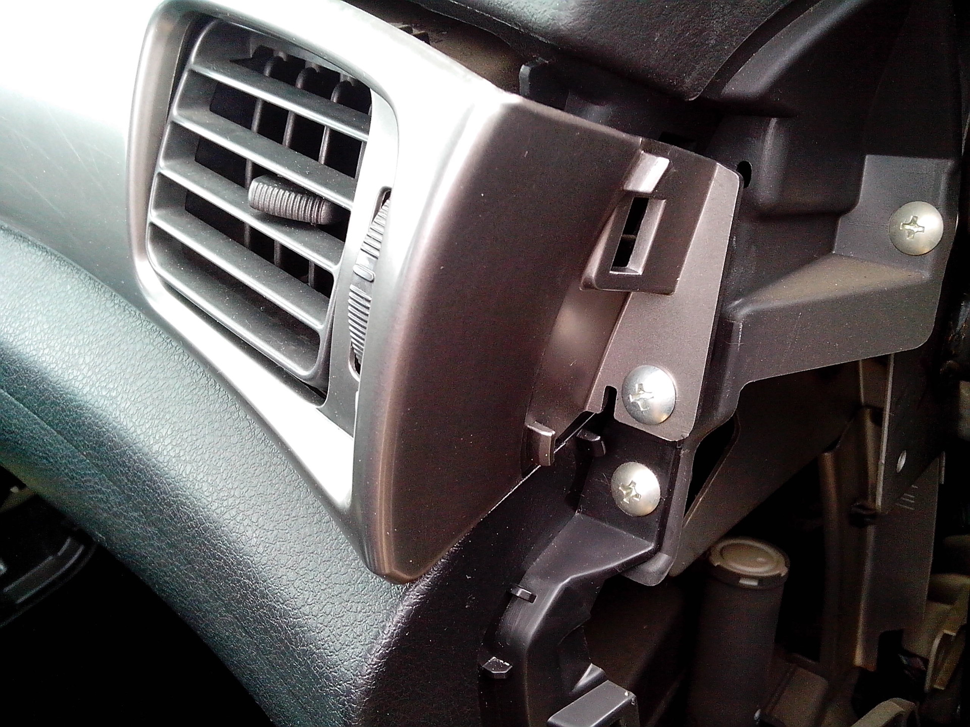 снятие обшивки g25. планка двери субару форестер 2014. стойка центральная ларгус. субару аутбек 2008 кнопка багажника. молдинг порога кузова субару аутбек.