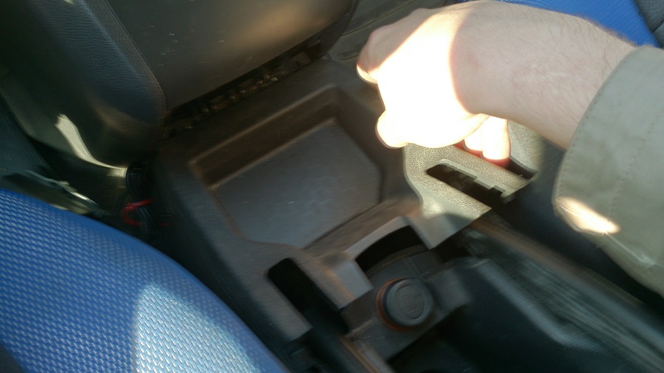 Ручник зафира б. Opel Zafira b ручник. Опель Зафира ручной тормоз. Снятие тоннеля Opel Zafira 1.8. Опель Зафира 2013 ручник.