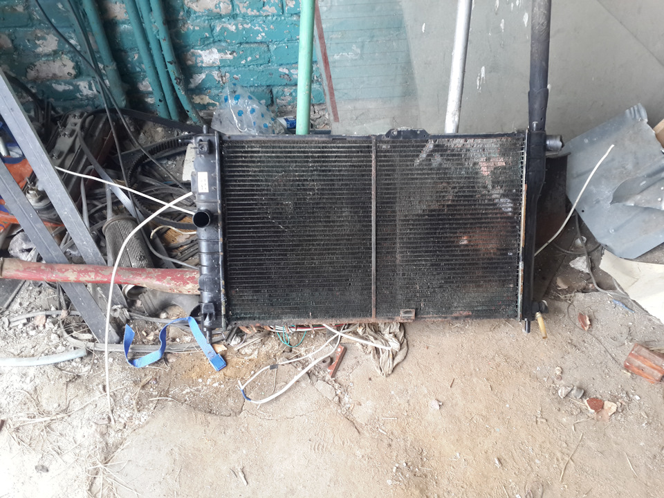 Замена радиатора охлаждения двигателя на дэу нексия. d6cb17es 960. Замена радиатора охлаждения двигателя на дэу нексия фото. Замена радиатора охлаждения двигателя на дэу нексия-d6cb17es 960. картинка Замена радиатора охлаждения двигателя на дэу нексия. картинка d6cb17es 960. Всем привет!Антифриз начал убывать, появились подтеки на пыльниках защиты, подтеки по боковым частям радиатора, уставшие шланги, червячные хомуты, предполагаю что не правильная работа крышки бочка ОЖ, все это привело к потери радиатора.Первое время доливал дистиллированную воду и поглядывал за уровнем, уровень падал из дня в день.