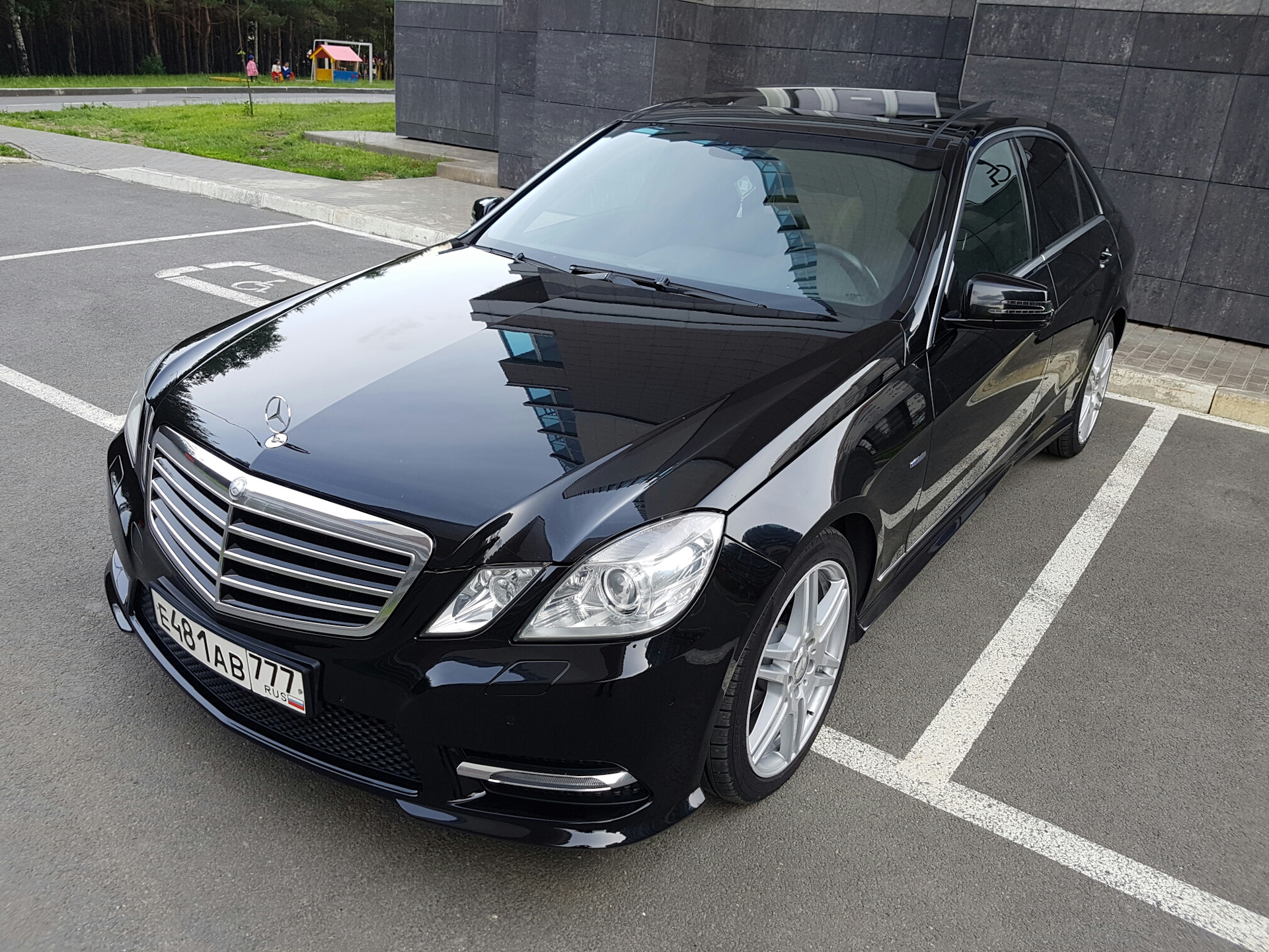 Е 2011. Mercedes e350. Мерседес-Бенц e350. Мерседес е350 w212 чёрный. Мерседес е 350 2011.