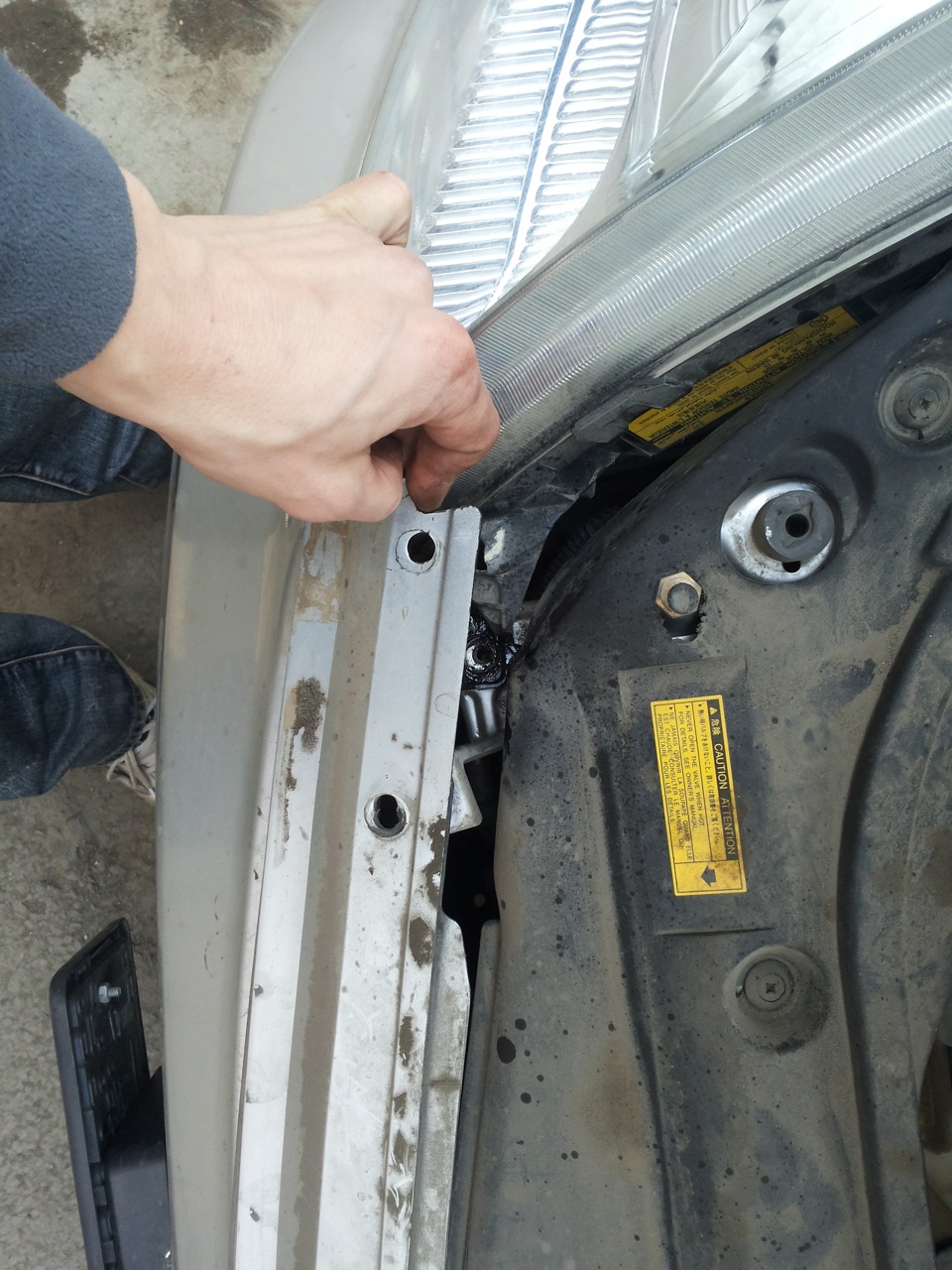 Замена ксеноновой лампы ближнего света (правой) — Toyota Prius (20), 1 ...