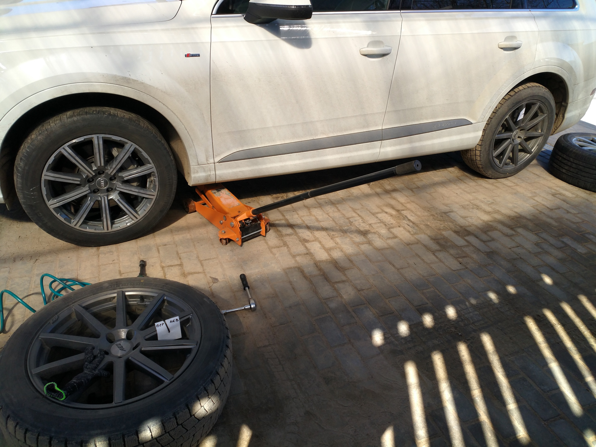 Как менять колеса на Audi Q7 4M — Audi Q7 (2G), 3 л, 2017 года ...