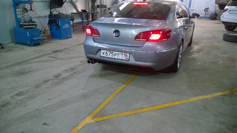 загоняют на подьемник — Volkswagen Passat CC