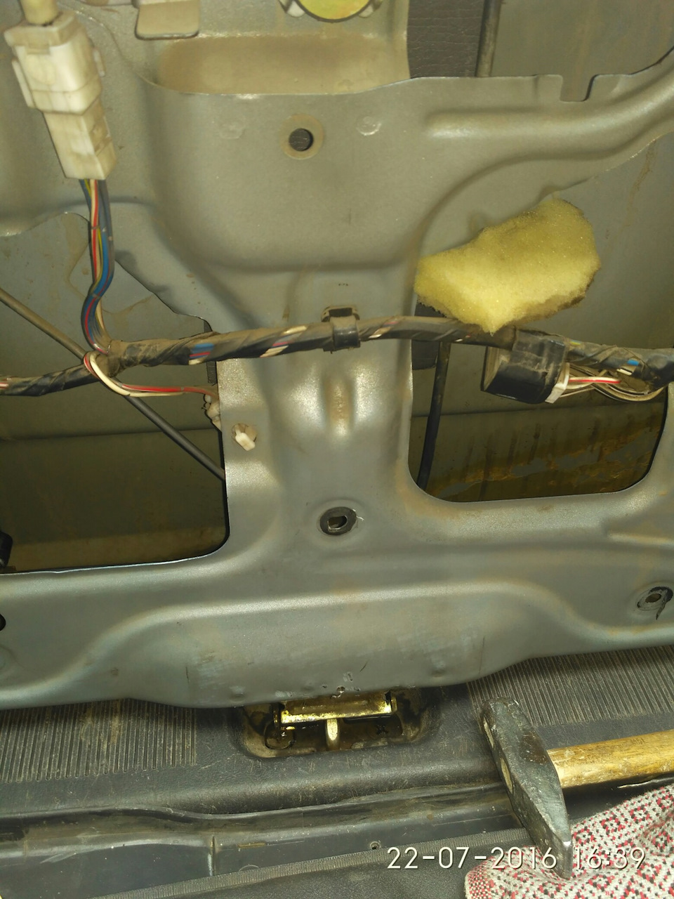 Заклинил замок багажника — Toyota Carina E, 1,6 л, 1995 года | своими ...