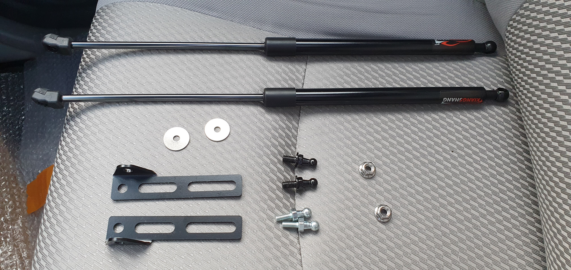 Гидроупоры капота. — Toyota Highlander (XU20), 3,3 л., 2005 года ...