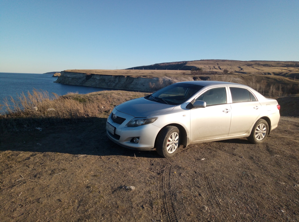 Corolla отзывы. Toyota Corolla 140. Тойота Королла белая авария 2008. Фото машины тайота каролла 2009 год в Горном Алтае. Королла 5106513 фото.