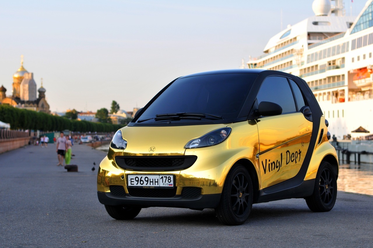 Smart бывшие. Smart Fortwo Gold. Smart Fortwo золотой. Машина Птушкина микроб. Золотой Smart машина.