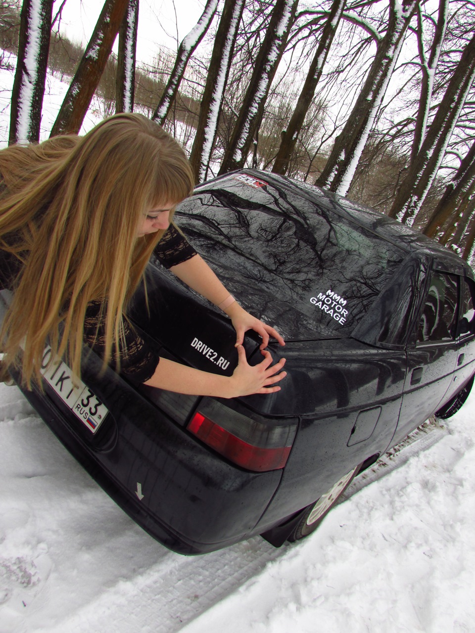 Девушка зимой возле машины без лица