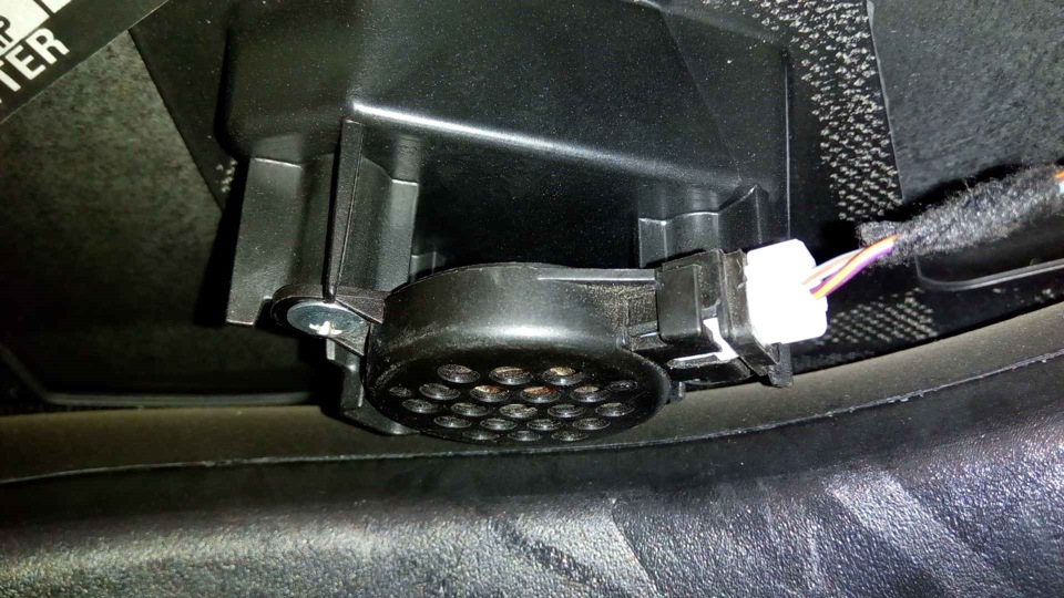 Снимаем приборную панель и видим в нише пустое крепление для штатного переднего динамика парков, находим разъем рядом в параллоне и крепим двумя саморезами — Ford Mondeo IV