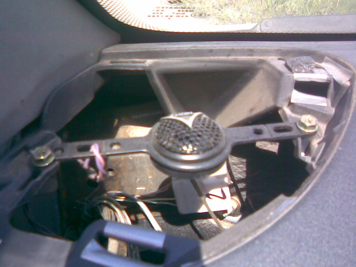 Replacing the front speakers - Toyota Yaris 10L 2000