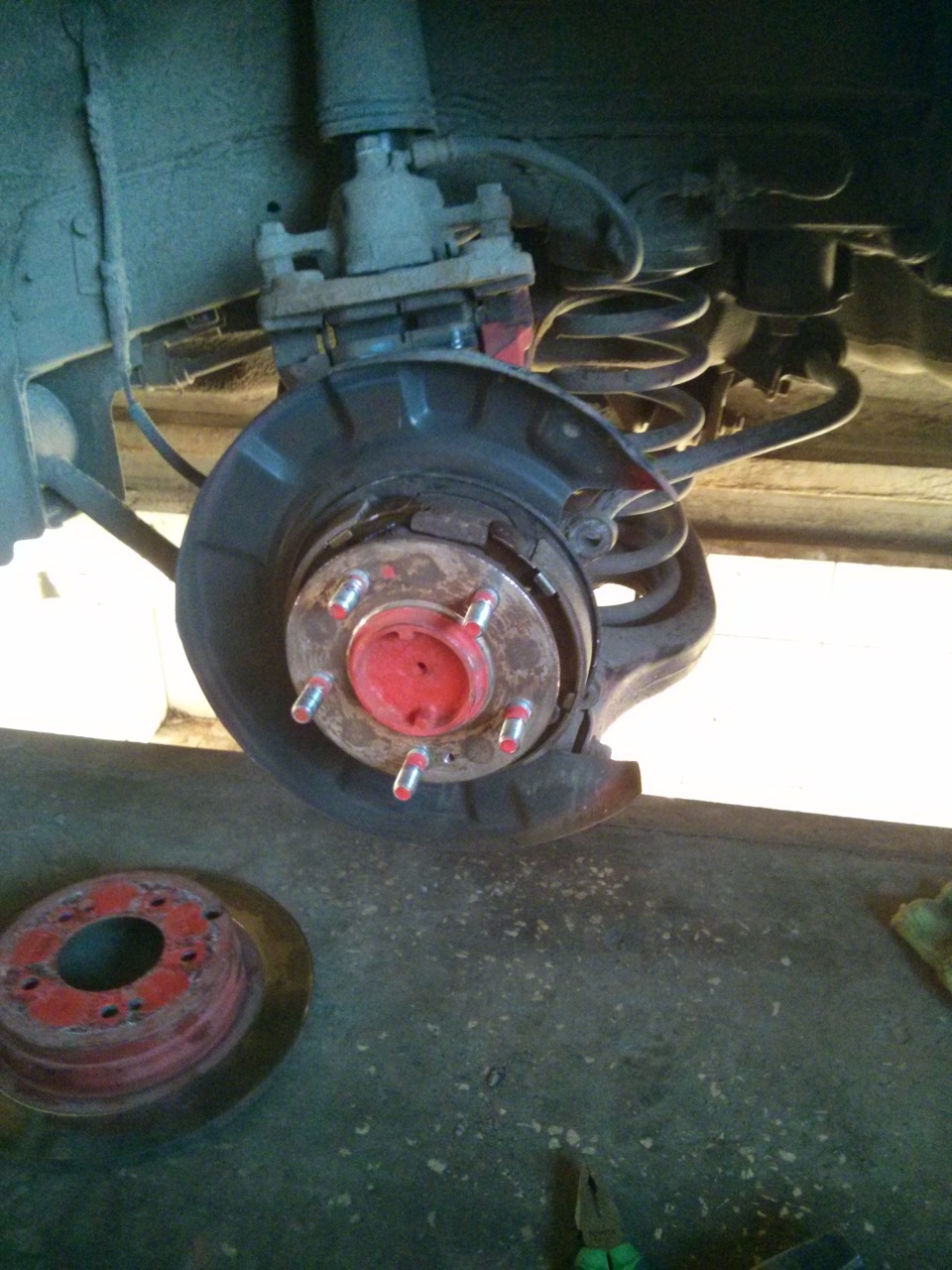 Замена колодок стояночного тормаза — Hyundai Sonata V (NF), 2,4 л, 2007 ...