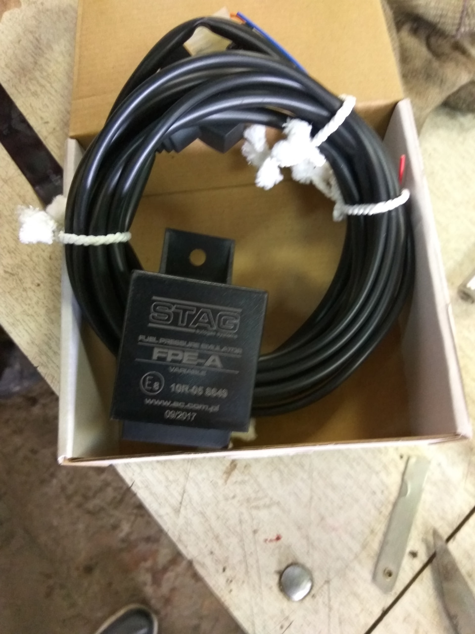 Сам эмулятор с косой из проводов в комплекте и схемой подключения — Opel Antara. Запчасти на фото: S0201