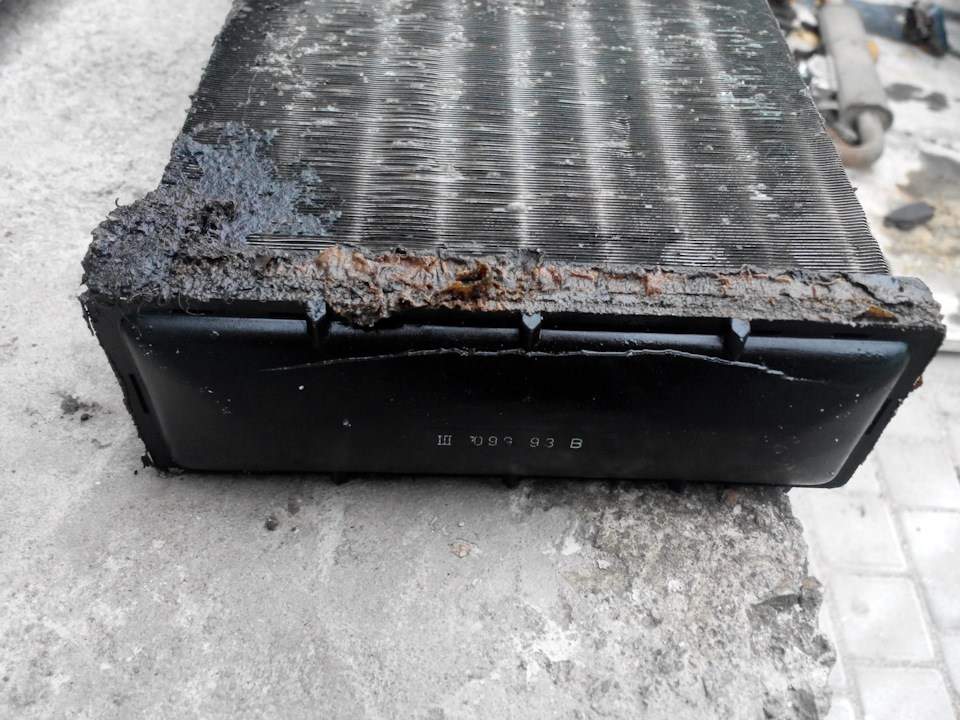 В моем случае треснула задняя стенка радиатора что привело его в негодность. — Opel Omega A