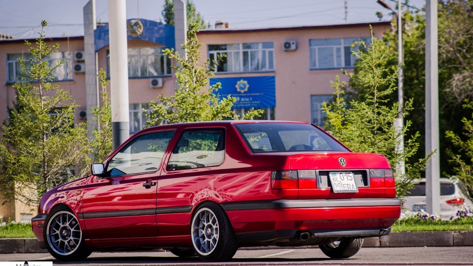 Volkswagen Vento красный