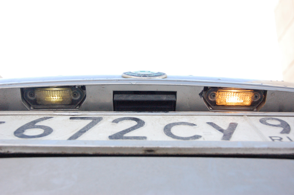 Слева — еле живая LED лампочка. Справа — лампа накаливания OSRAM — Skoda Octavia A4 Mk1