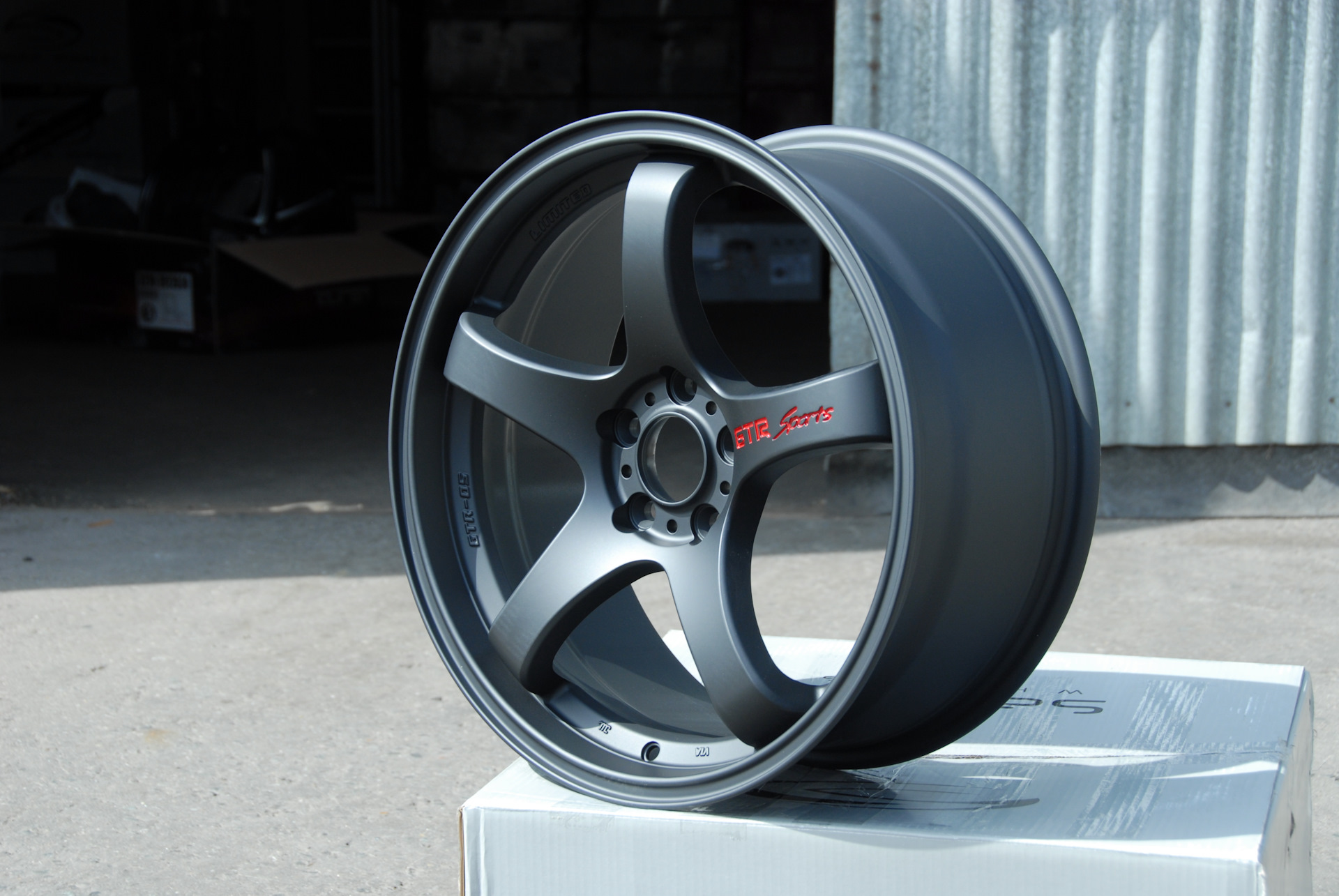 Новые диски 5 150 r18 sakura wheels белые фото