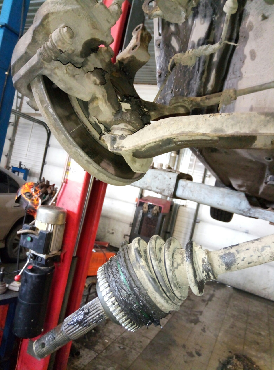 Давило смазку шруса — Nissan Almera II (N16), 1,5 л, 2006 года | своими ...