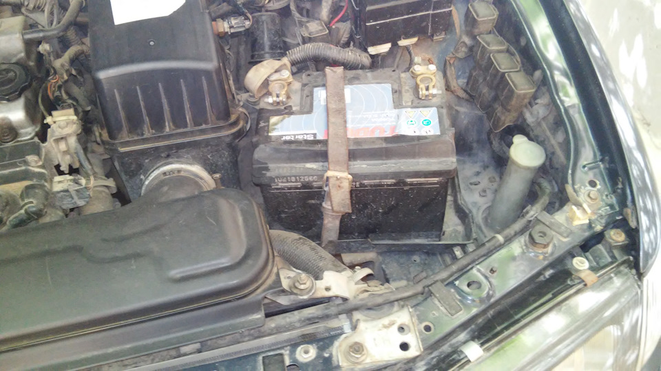 Крепление аккумулятора. — Mazda 626 V (GF), 2 л, 1997 года | своими ...