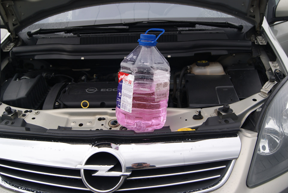 можно ли смешивать омывайку. можно ли смешивать омывайку. цвет крышки незамерзайки. антифриз синий. омывайка для машины.