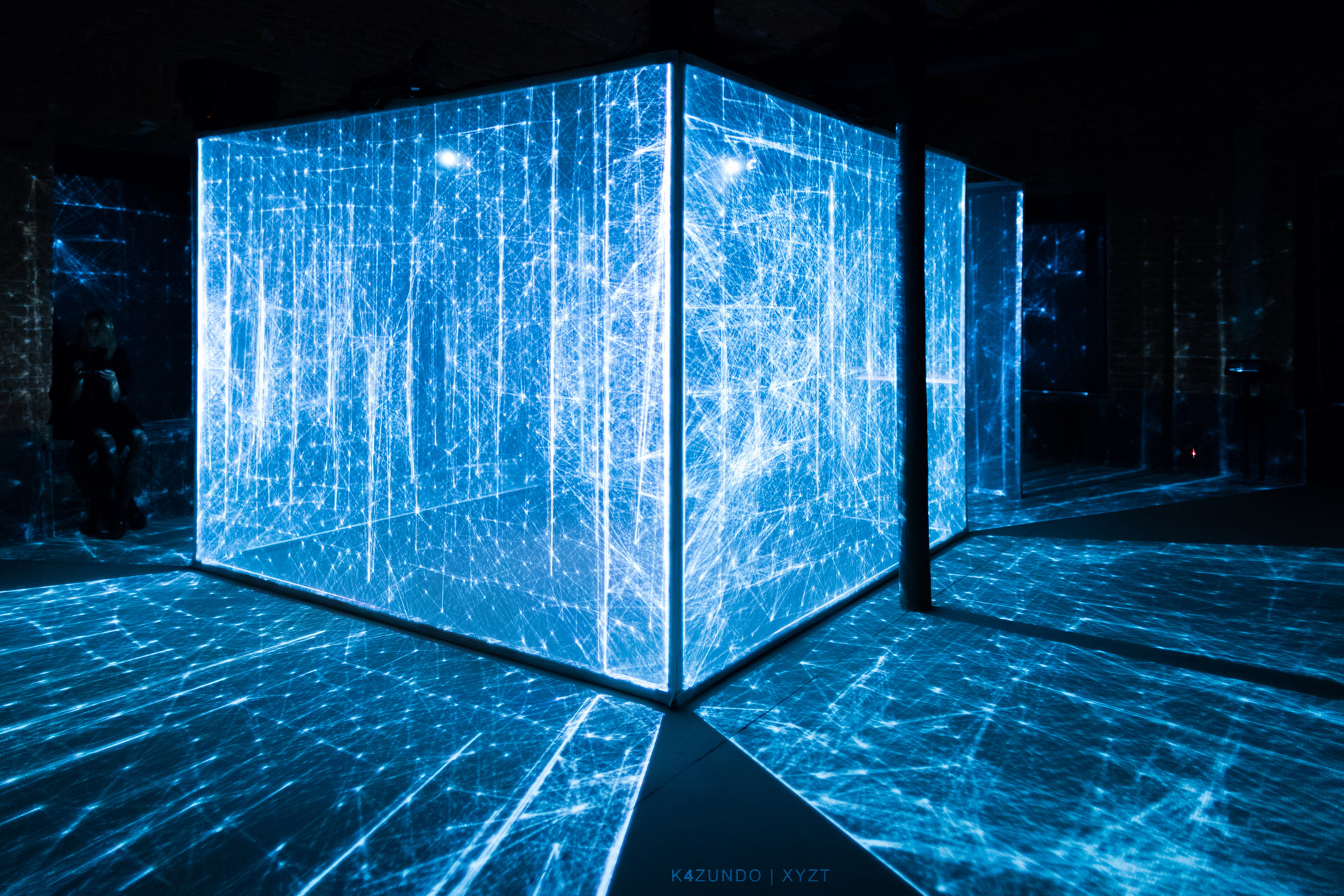 Световой. Стеклянный куб с подсветкой. Интерактивная выставка. Мультимедийный куб. Кубы с подсветкой.