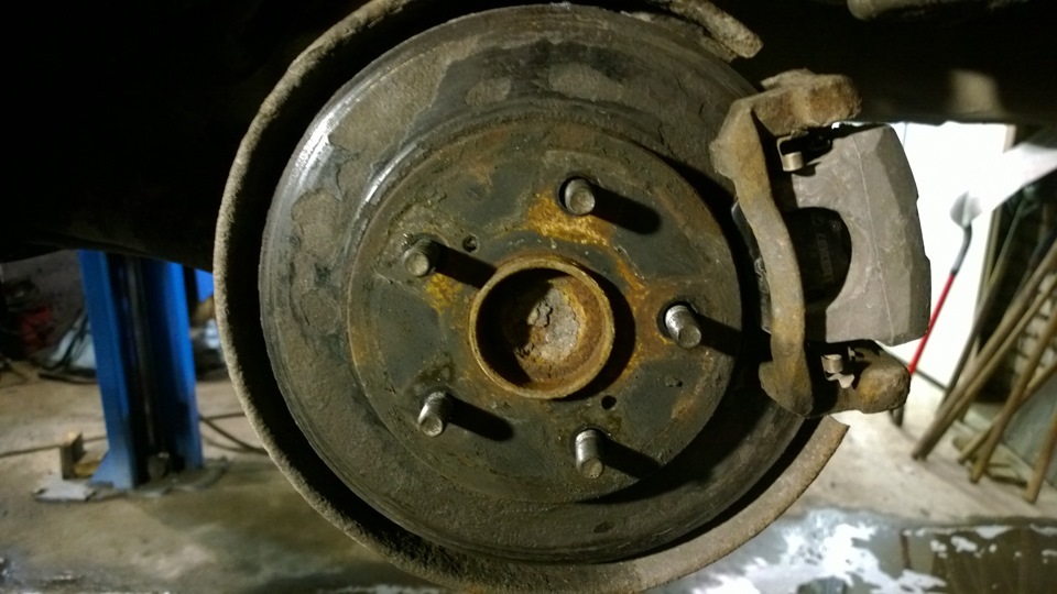 Замена задних тормозных. — Toyota Corolla (140/150), 1,4 л, 2008 года ...