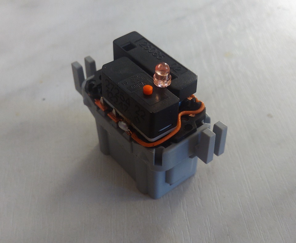 Кнопки подогрева передних сидений. — Lada Ларгус, 1,6 л, 2013 года ...