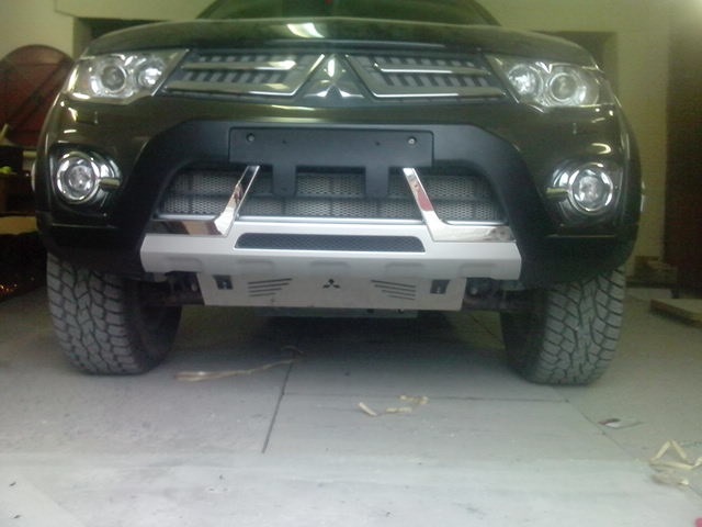 дверные ручки паджеро спорт 2. накладка на передний бампер митсубиси л 200. паджеро спорт 2 накладки. паджеро спорт 2 накладки. паджеро спорт 2 с молдингами на дверях.