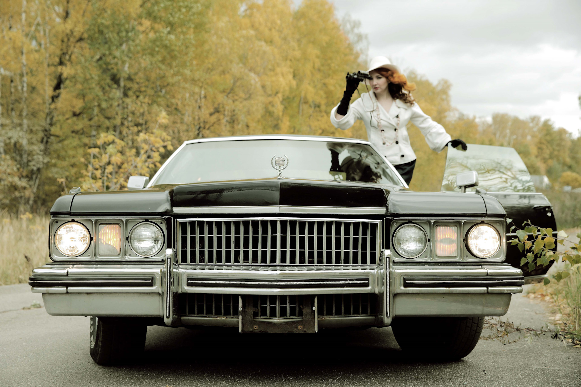 Катя кадиллак. Е герл и Кадиллак. Леон и Кадиллак. Cadillac de ville фотосессия ню. Подросток и Кадиллак.