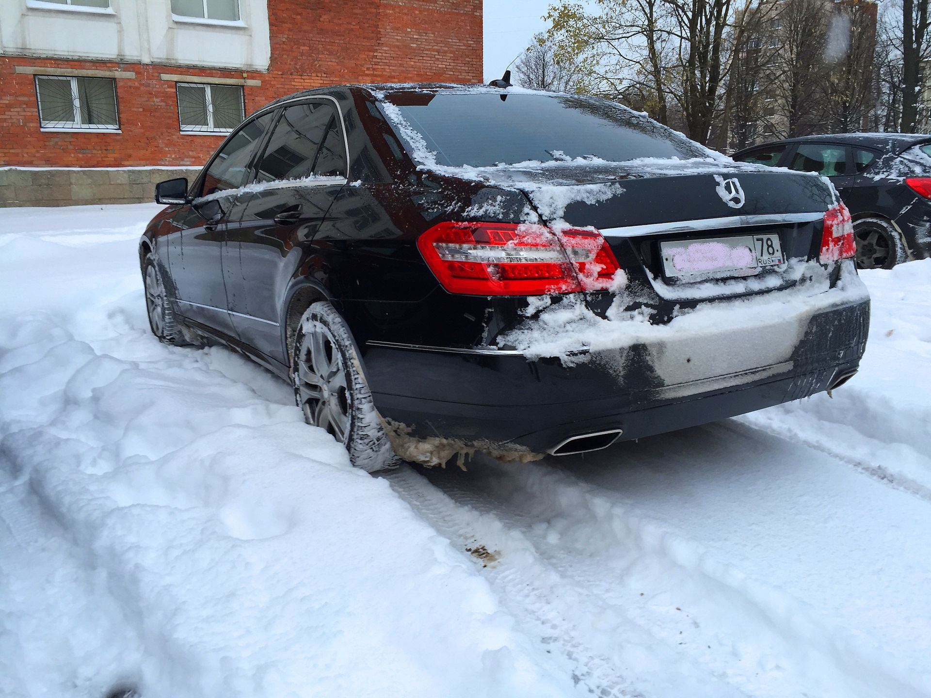 Снежный плен — Mercedes-Benz E-class (W212), 2 л, 2012 года | наблюдение |  DRIVE2