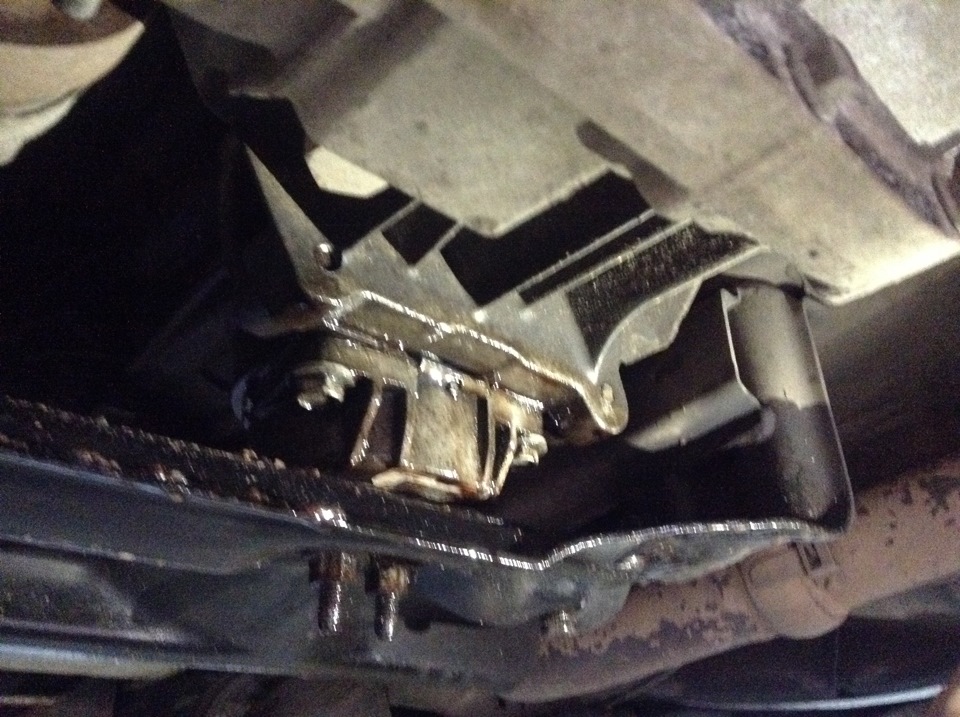 Теч или течь. 8т течь масла с низу. Капает масло с сухого картера мтз 82. Теч или течь. Теч или течь.