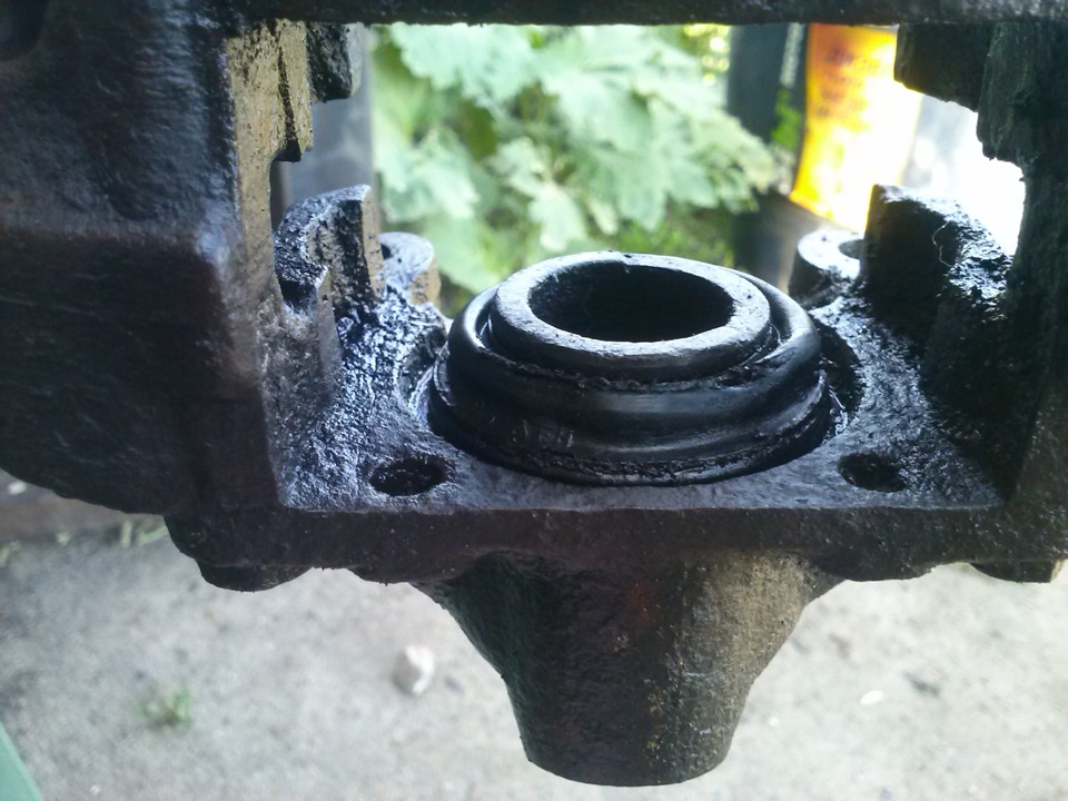 Переборка заднего тормозного супорта — Mercedes-Benz E-Class (W124), 2 ...