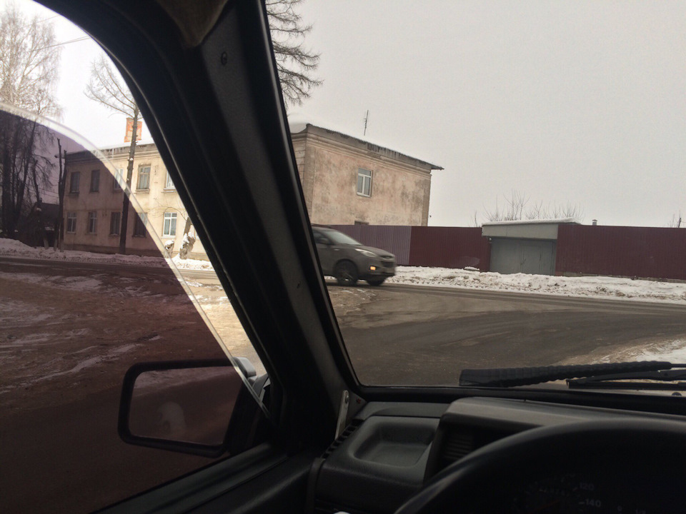 Черный закатанный в салоне