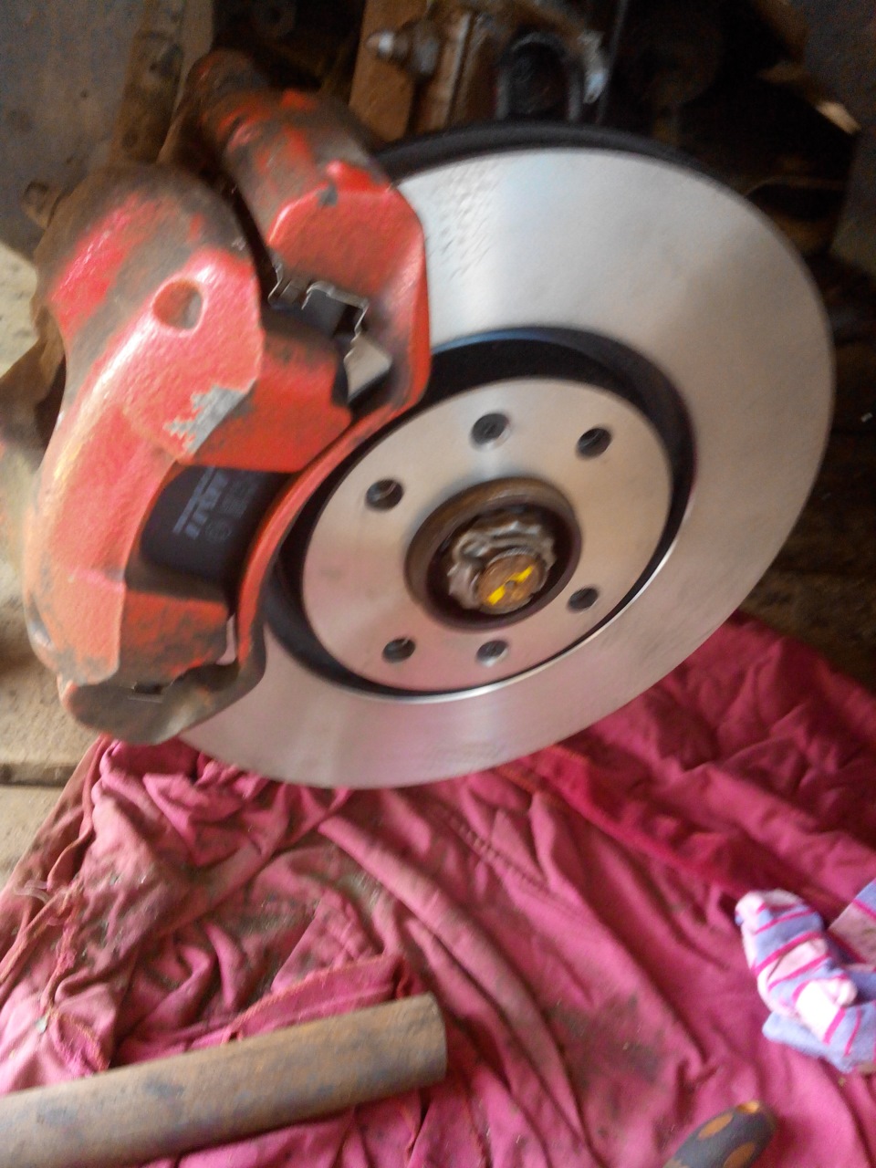 Замена передних тормозных дисков и колодок)))+замена салонного фильтра ...