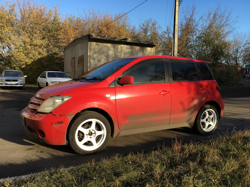 Toyota ist красный 2009