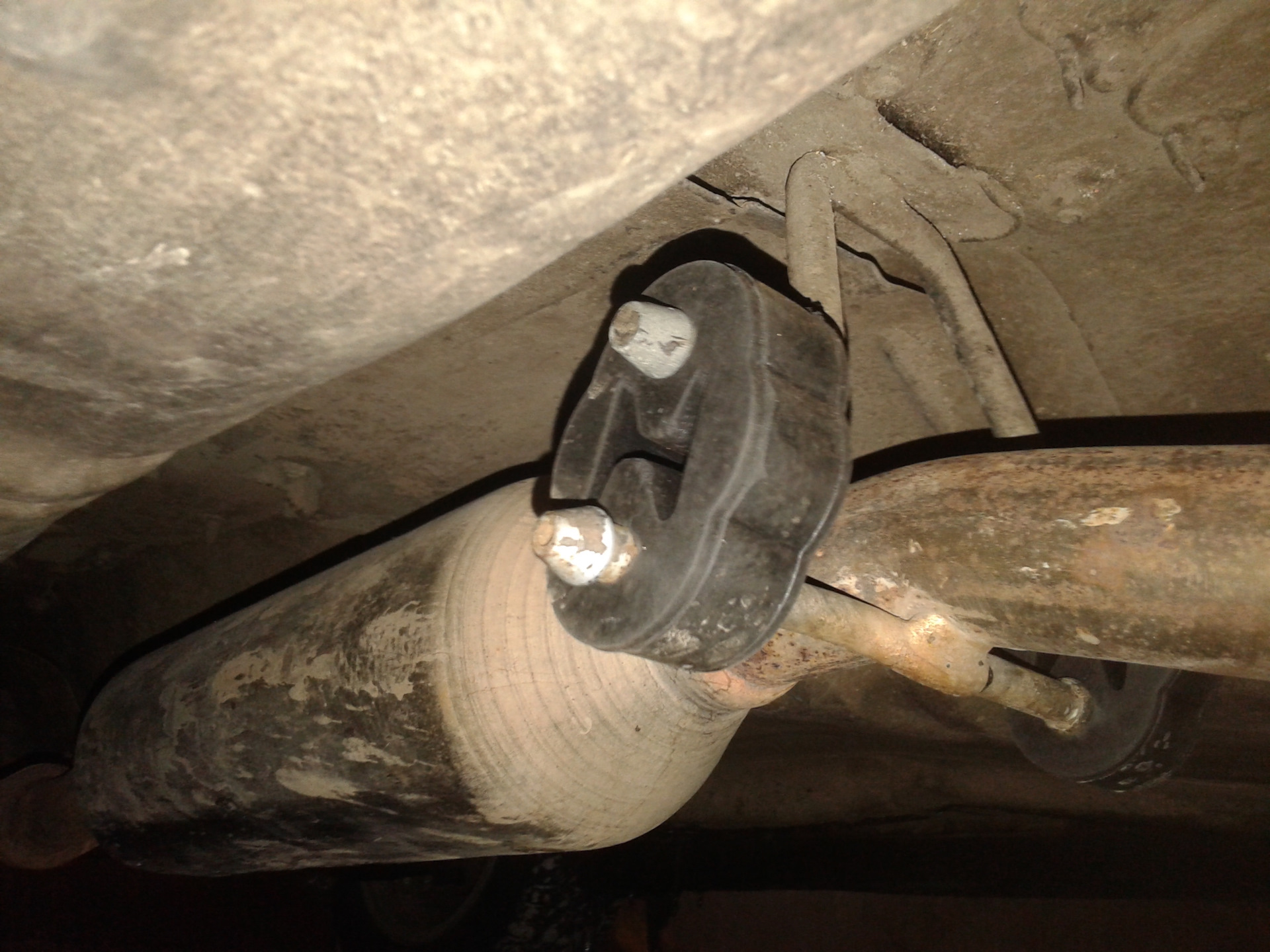 5. Как поменять резинку глушителя. Резинка глушителя лачетти полиуретан. Как поменять резинку глушителя. Как поменять резинку глушителя.