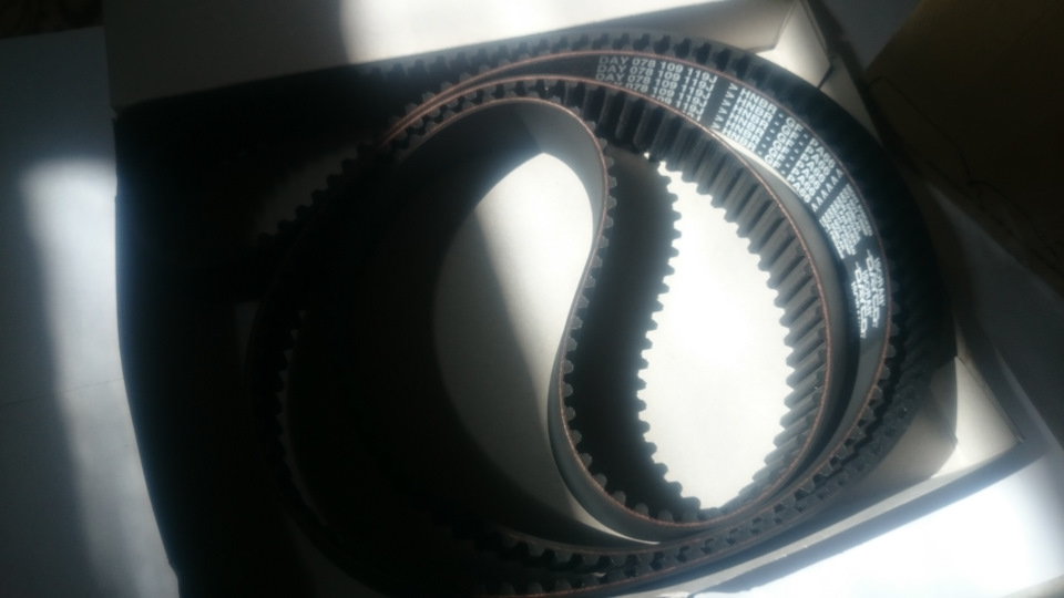 Ремкомплект грм что это. d791849s 960. Ремкомплект грм что это фото. Ремкомплект грм что это-d791849s 960. картинка Ремкомплект грм что это. картинка d791849s 960. Ремень ГРМ является деталью, которая относится к системе газораспределения двигателя автомобиля и несет функцию передачи вращения от коленчатого вала двигателя к распределительному валу. Это нужно, чтобы обеспечить синхронизацию открытия и закрытия клапанов двигателя с положением поршней при постоянно изменяющейся скорости вращения двигателя. Данная задача решается путем соединения коленчатого вала, на котором закреплены поршни и распределительного вала, который заставляет двигаться клапана, установив на оба эти вала по специальному шкиву и натянув между ними зубчатый ремень или цепь. Ремкомплект грм что это. d791849s 960. Ремкомплект грм что это фото. Ремкомплект грм что это-d791849s 960. картинка Ремкомплект грм что это. картинка d791849s 960. Ремень ГРМ является деталью, которая относится к системе газораспределения двигателя автомобиля и несет функцию передачи вращения от коленчатого вала двигателя к распределительному валу. Это нужно, чтобы обеспечить синхронизацию открытия и закрытия клапанов двигателя с положением поршней при постоянно изменяющейся скорости вращения двигателя. Данная задача решается путем соединения коленчатого вала, на котором закреплены поршни и распределительного вала, который заставляет двигаться клапана, установив на оба эти вала по специальному шкиву и натянув между ними зубчатый ремень или цепь.