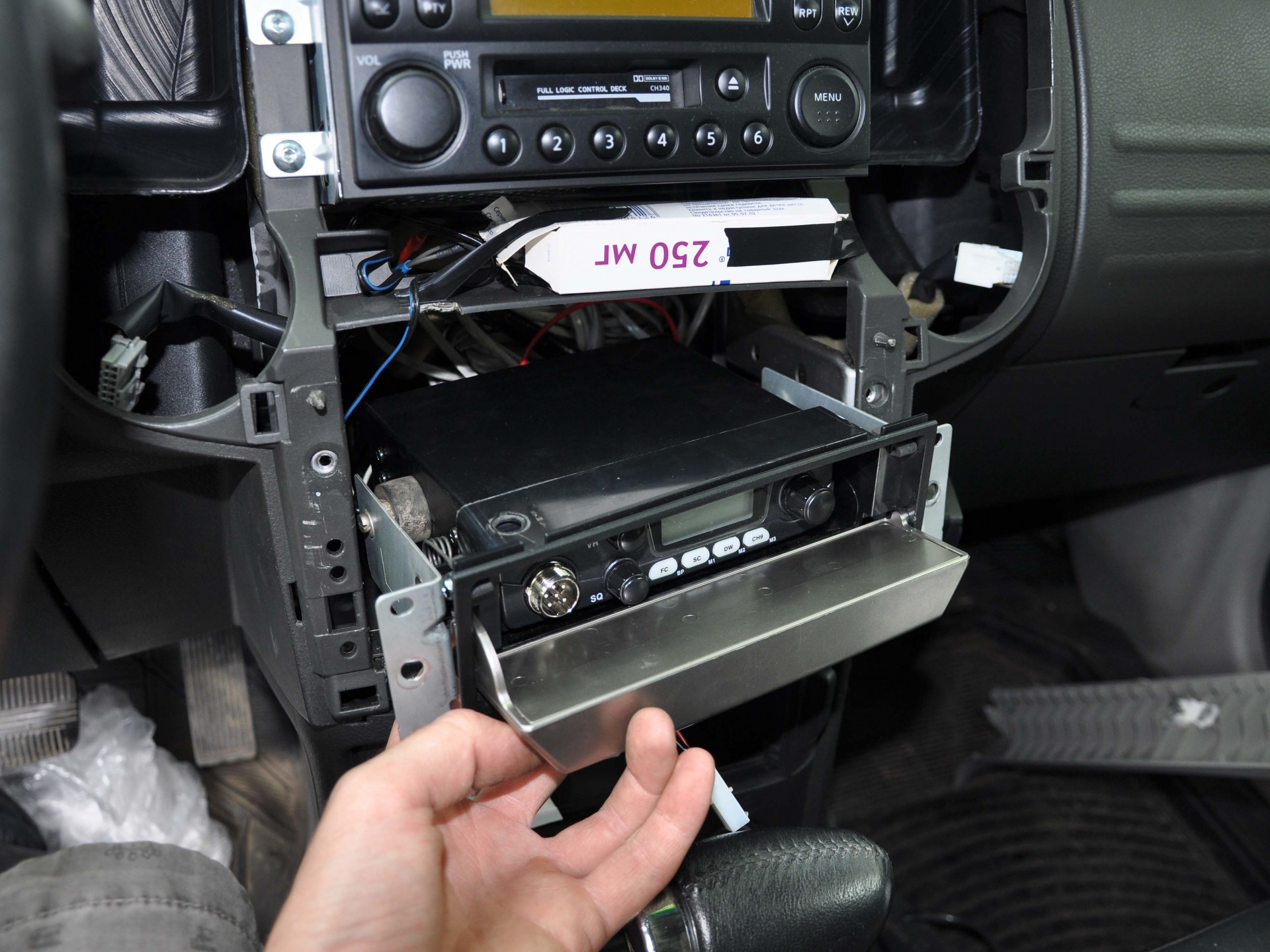 Как снять магнитолу x trail Установка рации - Nissan X-Trail I (t30), 2,5 л, 2005 года аксессуары DRIVE2