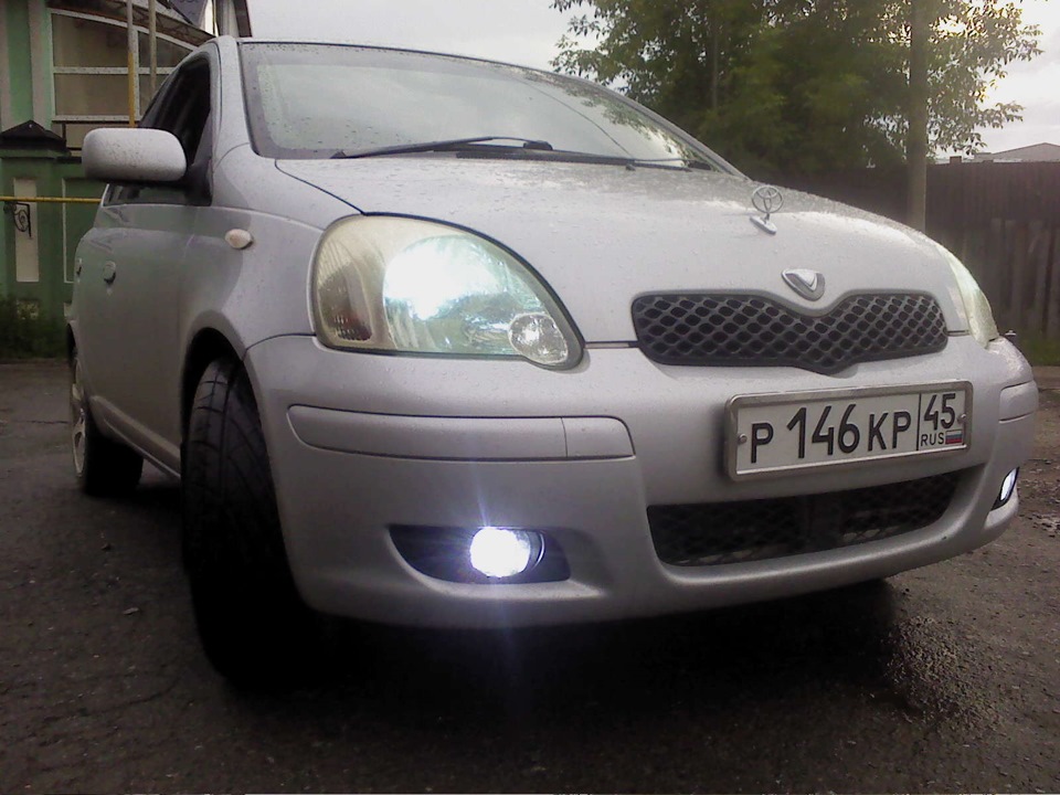 Туманки витц. Туманки Vitz scp10. Vitz 2003 туманки. Туманки Vitz 10. Противотуманки Toyota Vitz SCP.