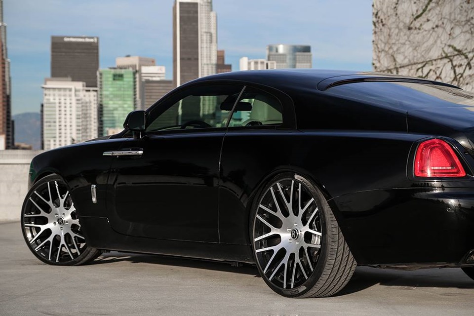 Диски 24. RR Wraith r22 Wheels. Роллс Ройс врайт на дисках. Ролс Ройс ХИЗА на 24 дисках. Forgiato Wheels w140.