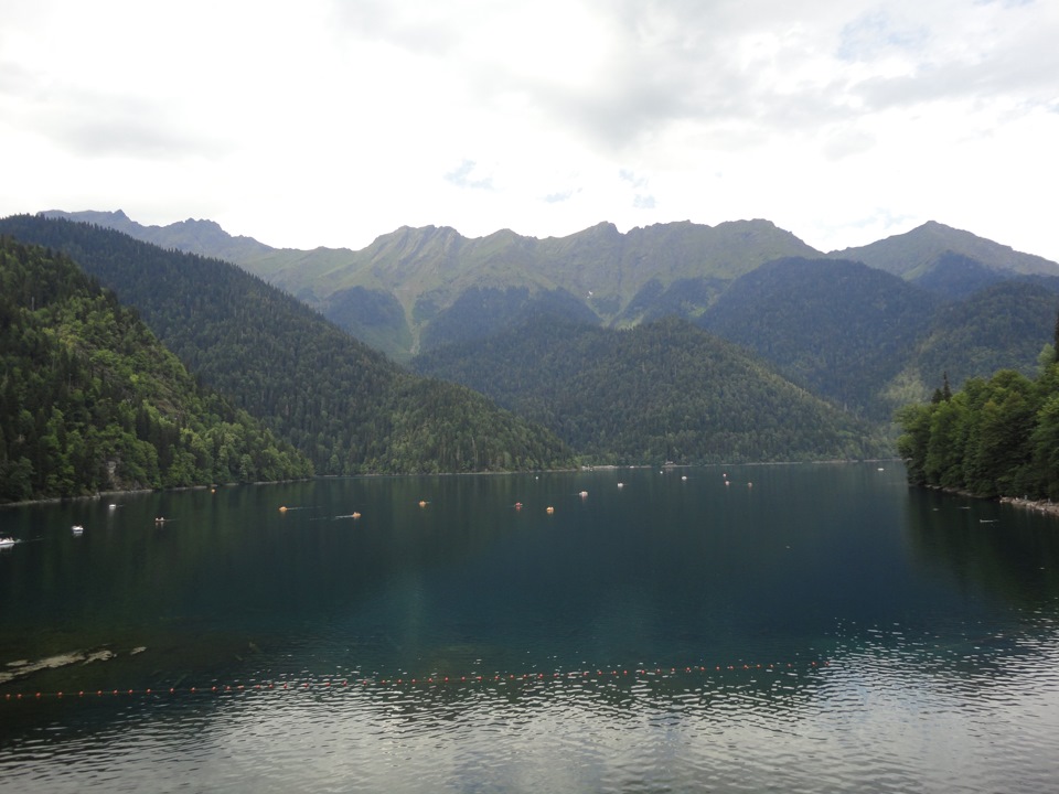 Озеро рица высота. Озеро Рица Абхазия высота над уровнем. Озеро Рица Абхазия высота над уровнем моря. Горное озеро Рица в Абхазии высота над уровнем моря. Абхазия озеро Рица останки здания.