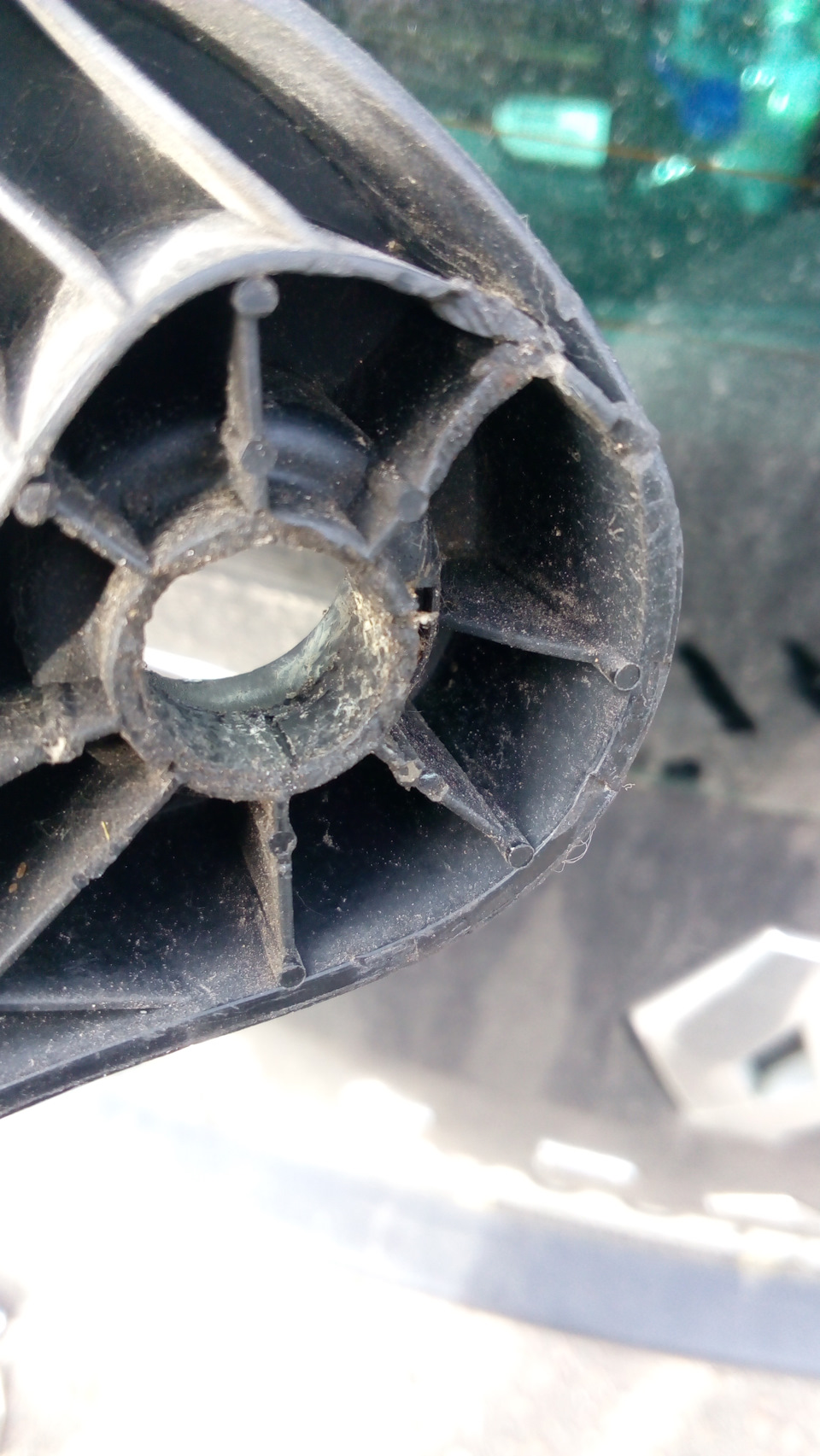 Так сильно махала хвостиком, что он сломался. Задний дворник. — Renault ...